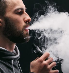 Photo d'un homme qui vapote