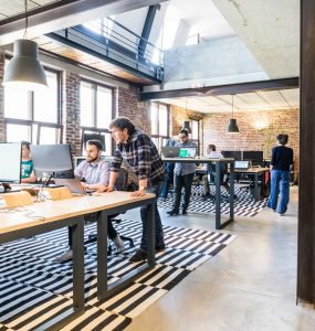 photo equipe de travail dans un bureau
