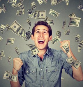 Photo homme avec pluie de billet